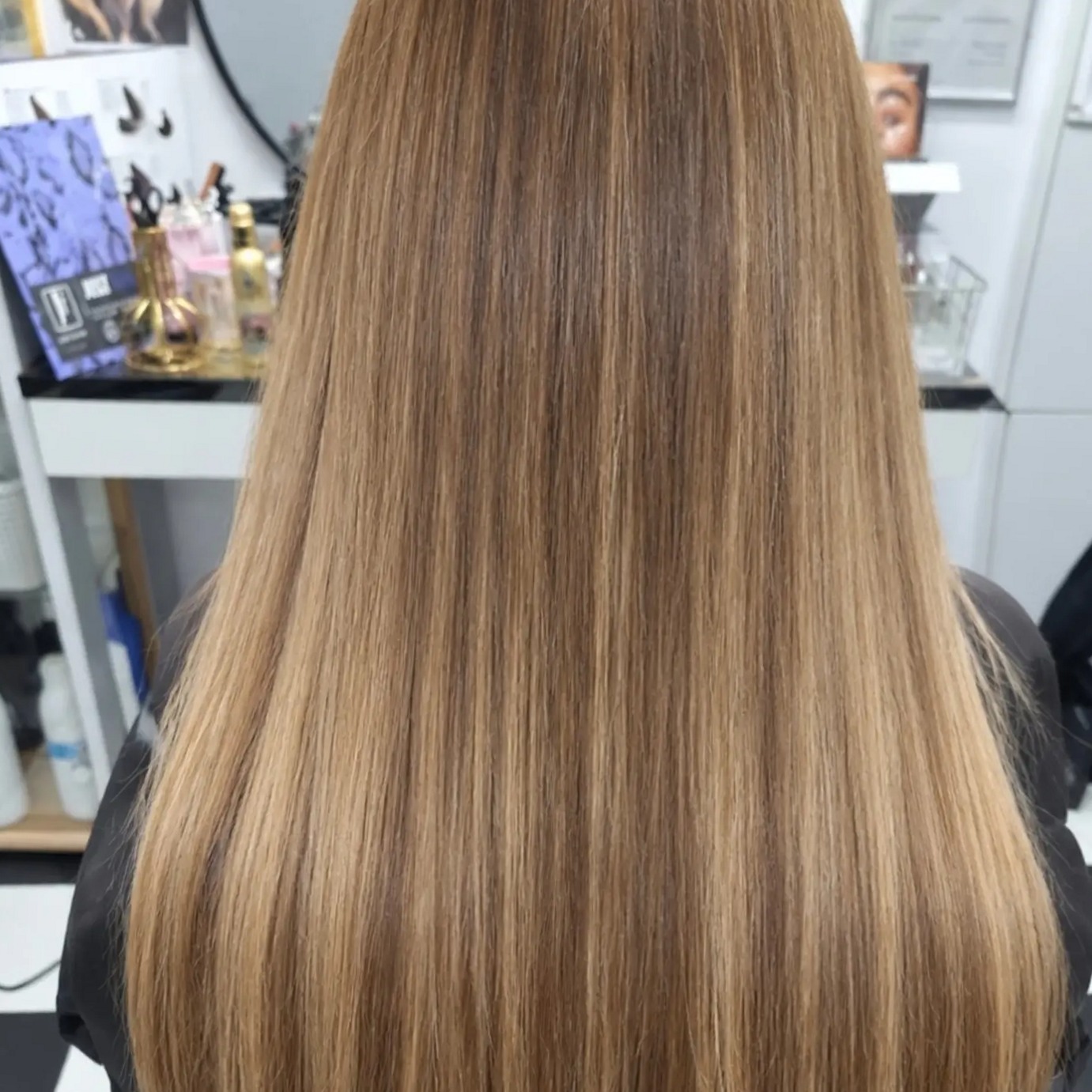 Glanzend steil haar met honingblonde highlights
